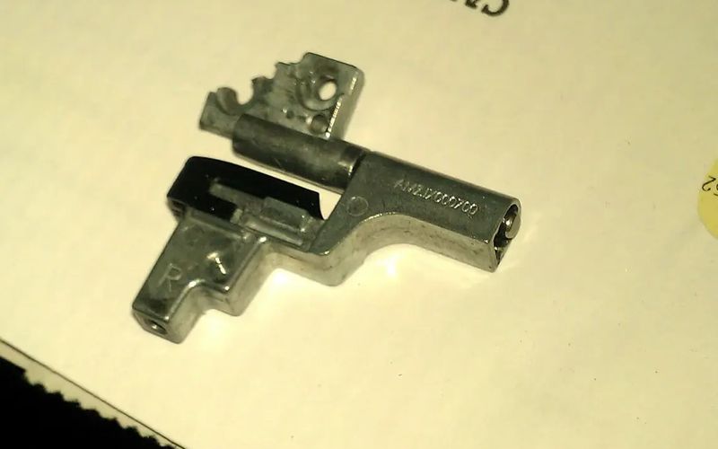 Pęknięty metalowy zawias laptopa po upadku