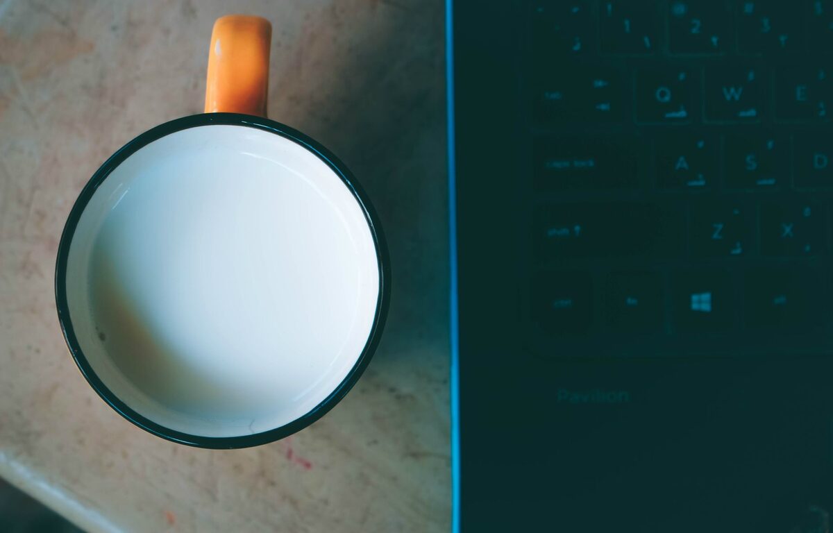 Laptop OMEN po zalaniu słodzoną kawą — regeneracja płyty głównej