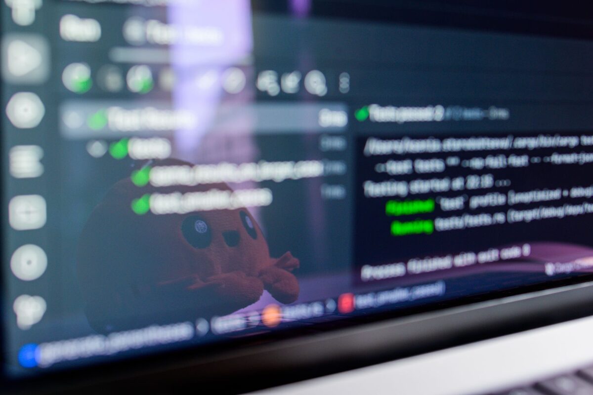 Zbliżenie ekranu z kodem diagnostycznym — co wykrywa przegląd okresowy laptopa