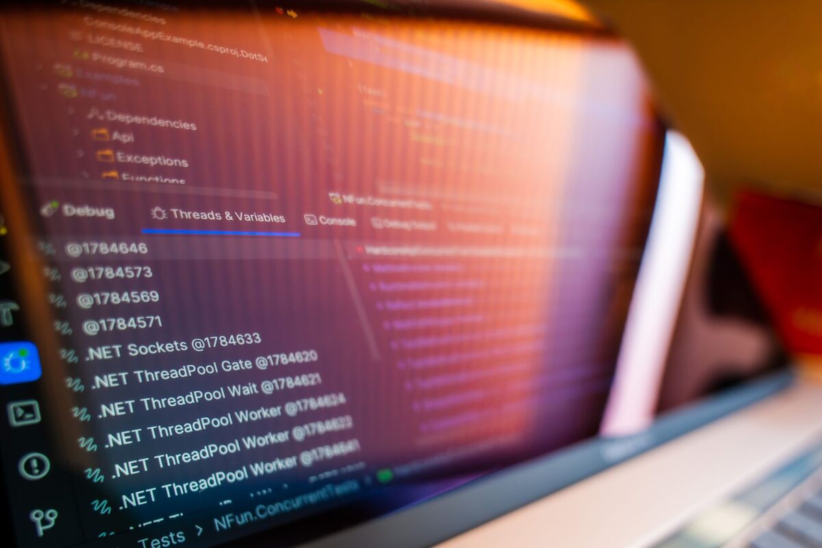 Zbliżenie ekranu z kolorowym kodem programistycznym — dlaczego optymalizacja odbywa się w serwisie, nie zdalnie