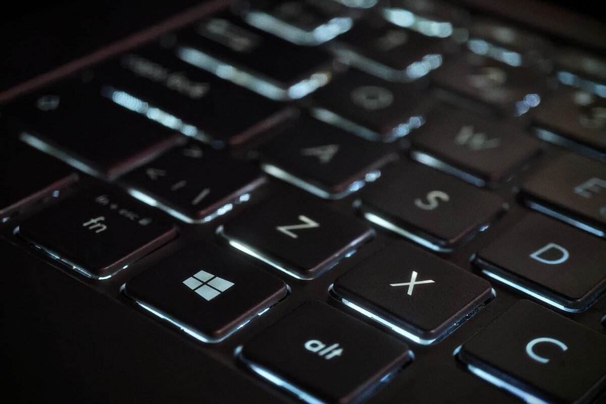 Podświetlana klawiatura laptopa w ciemności