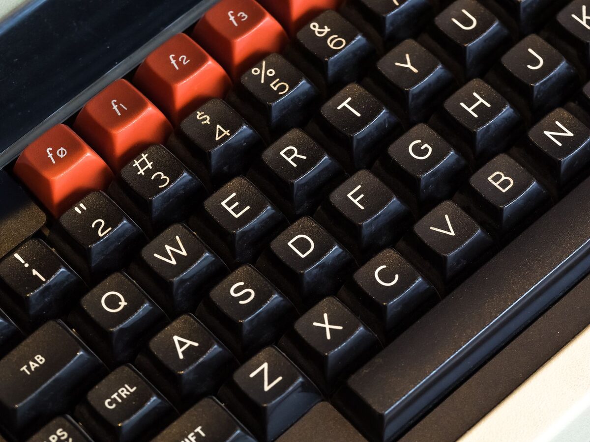 Klawisze sie zacinaja lub podwajaja znaki diagnostyka przyczyny — serwis laptopów HyperX
