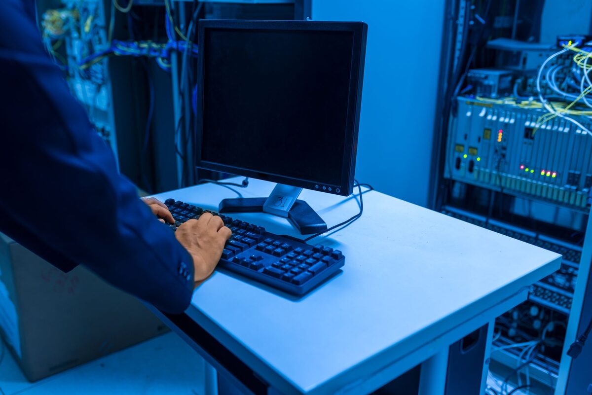 Laptop wysyla podejrzany ruch sieciowy diagnostyka infekcji — serwis laptopów HyperX