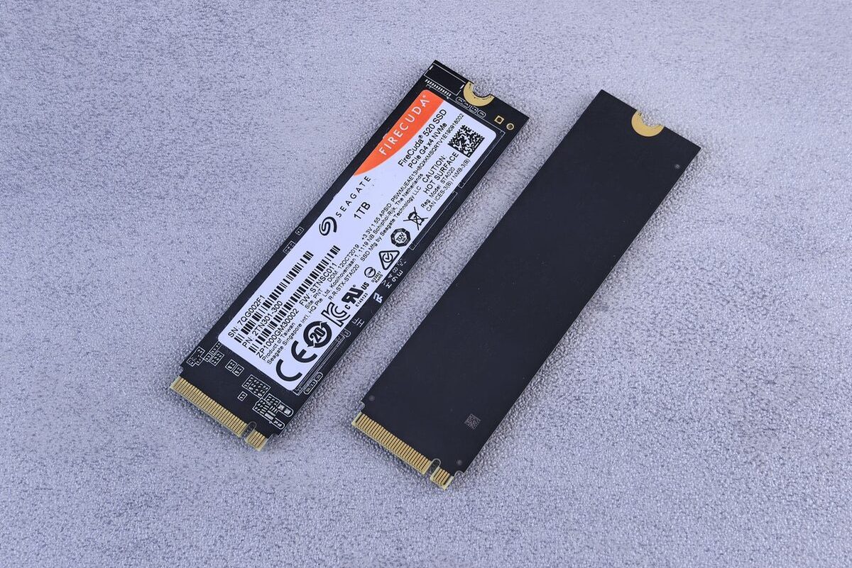 Dwa dyski SSD M.2 w zbliżeniu