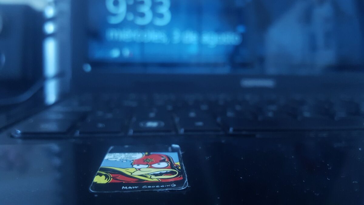 Klawiatura laptopa w niebieskiej poświacie ekranu, wieczorna pora — najczęstsze usterki zgłaszane po sezonie wakacyjnym