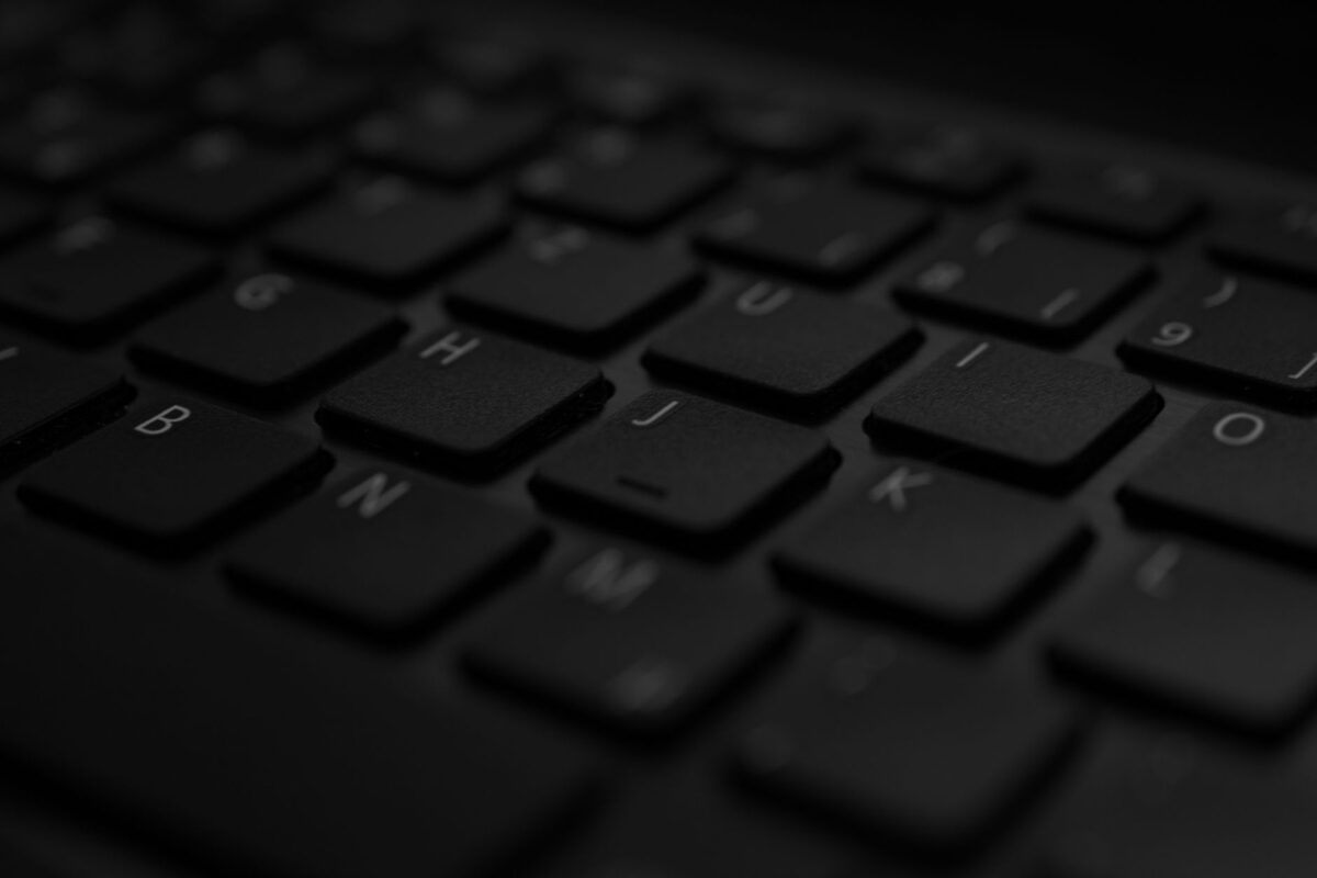 Zbliżenie czarnej klawiatury laptopa — serwis laptopów poleasingowych i używanych HyperX