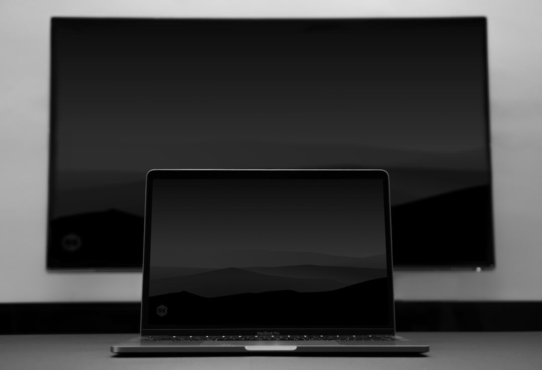 Zdjęcie ilustracyjne — Usuwanie pasów i plam na ekranie laptopa